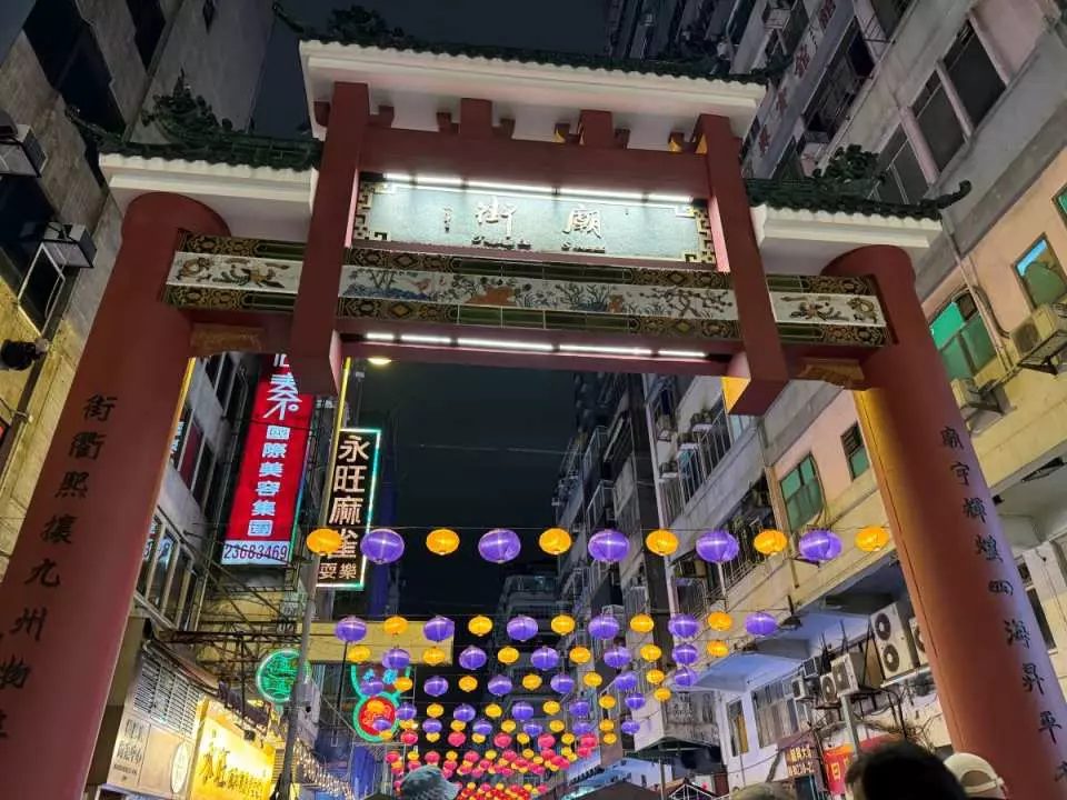 hong kong things to do - temple street 